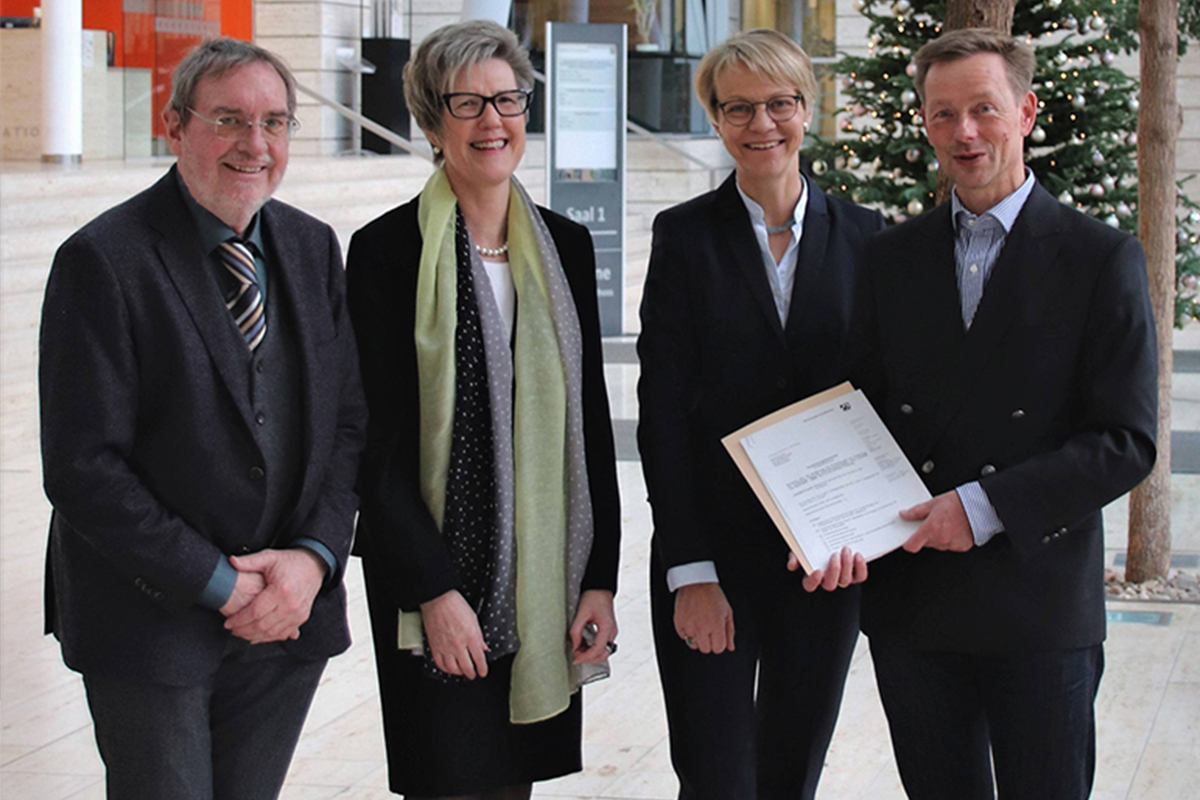 Gruppenfoto mit Dr. Michael Adam, Elisabeth Böing, Dorothee Feller und Thomas Waschki, bei der Überreichung der Urkunde.