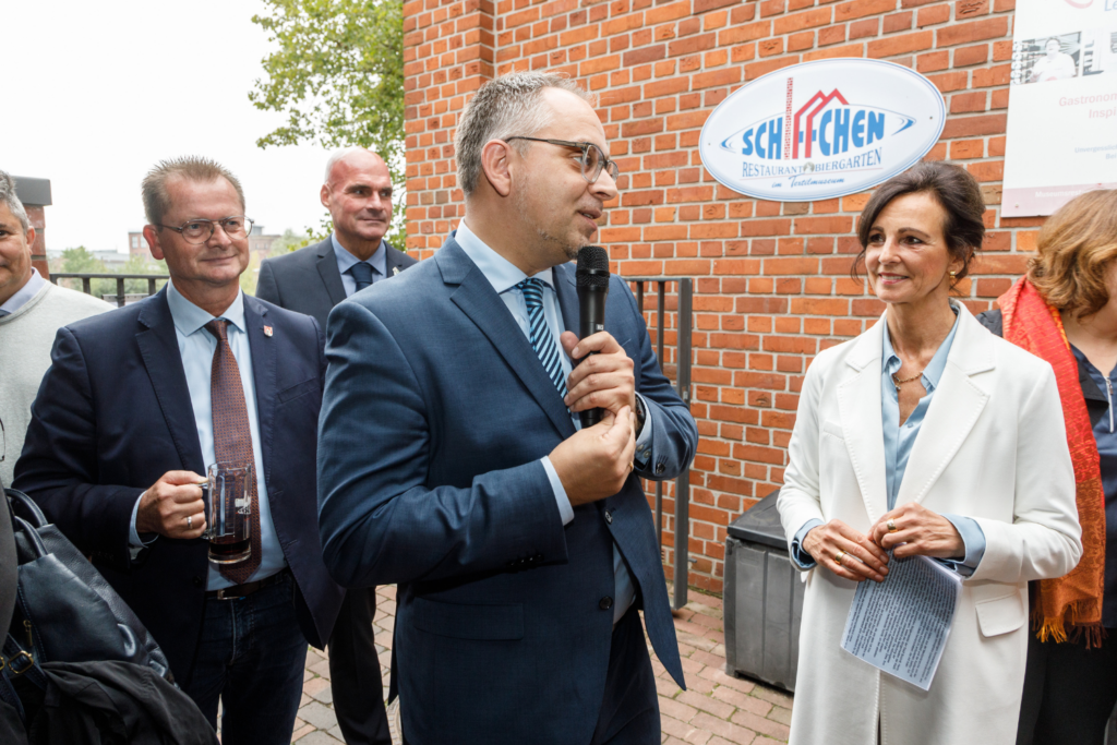 Bürgermeister Thomas Kerkhoff aus Bocholt bei seiner Rede auf dem Sommerfest des Ärztenetzes BOHRIS.