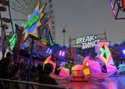 Das Karussell Break Dance wird mit bunten Lichtern dargestellt.