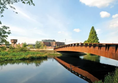 Podiumsbrücke vor dem Kubaii Gelände