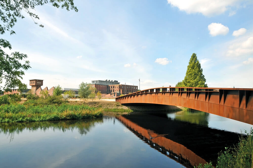 Podiumsbrücke vor dem Kubaii Gelände