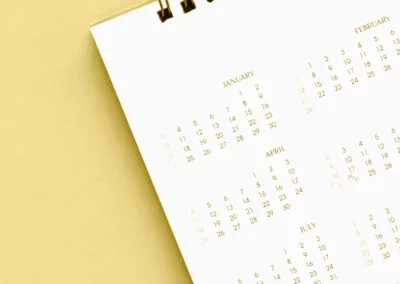Ein Jahreskalender vor einem gelben Hintergrund.