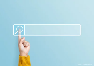 Ein Zeigefinger klickt auf das Fenster "digitale Suche im Internet".