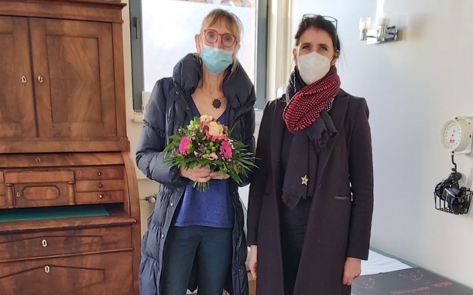 Überreichung eines Blumenstraußes an Dr. med. Elisabeth Große-Homann, niedergelassene Ärztin in Rhede, durch Jutta Holthöfer-Bühse (Wirtschaftsförderung, Stadt Rhede)