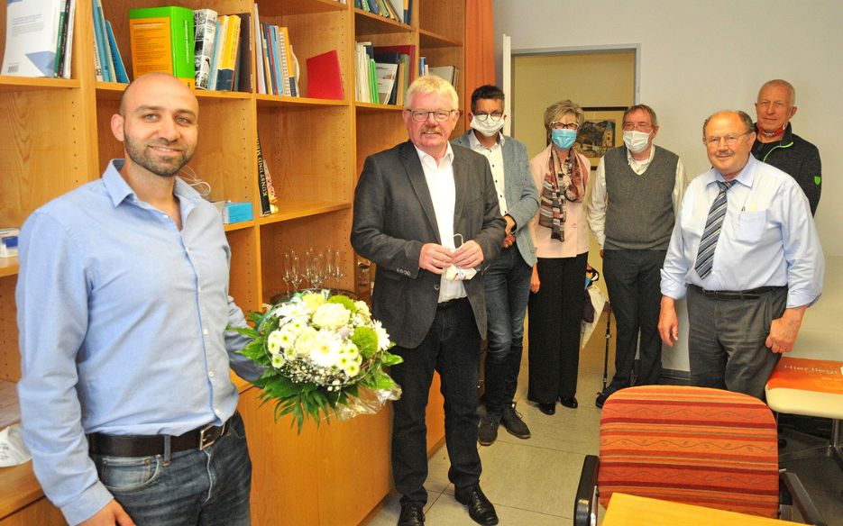 Übergabe eines Blumenstraußes durch den ehemaligen Bürgermeister Peter Nebelo an den Allgemeinmediziner Bassel Kanafani, der die Praxis von Dr. Bongartz übernommen hat.