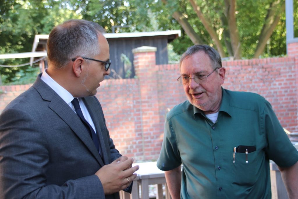 Bürgermeister Thomas Kerkhoff und Dr. med Michael Adam in einem Gespräch auf dem Sommerfest des Ärztenetzes BOHRIS.