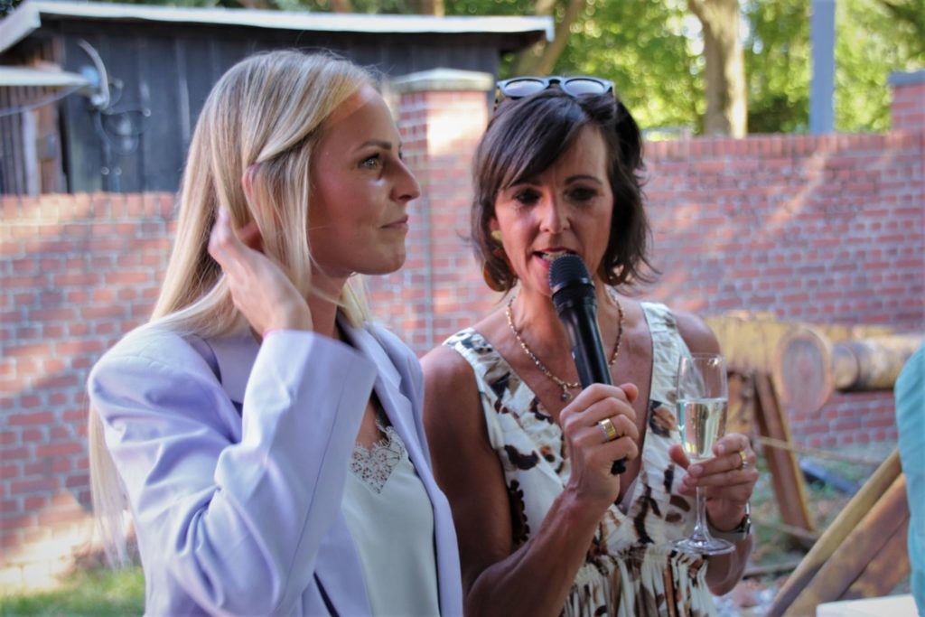 Dr. med. Ulrike Frye und Sarah Underberg halten eine Rede auf dem Sommerfest des Ärztenetz BOHRIS, im Jahr 2022.