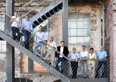 Der Vorstand des Ärztenetz BOHRIS auf einer Treppe vor dem Textilwerk Bocholt.